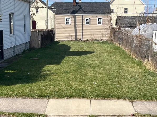 2365 Grayling St, Hamtramck, MI 48212