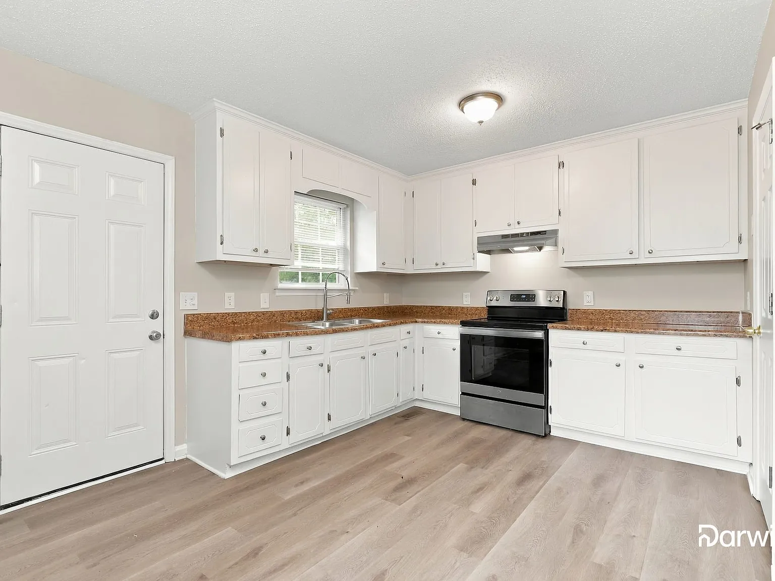 3 bed, 2.0 bath, 1120 sqft, $1,560 — Photo 4