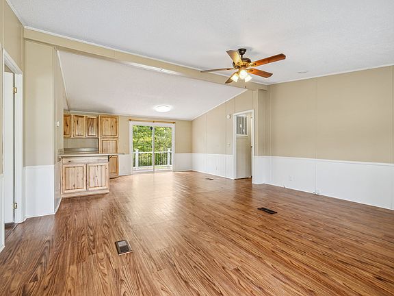 3rd image of 118 E Elm St