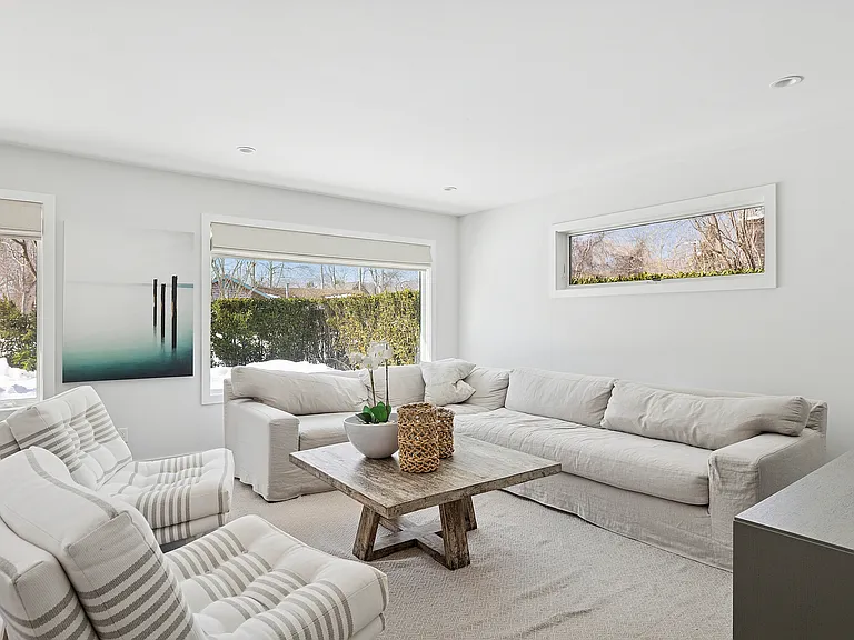 16 Roosevelt Rd — Photo 2