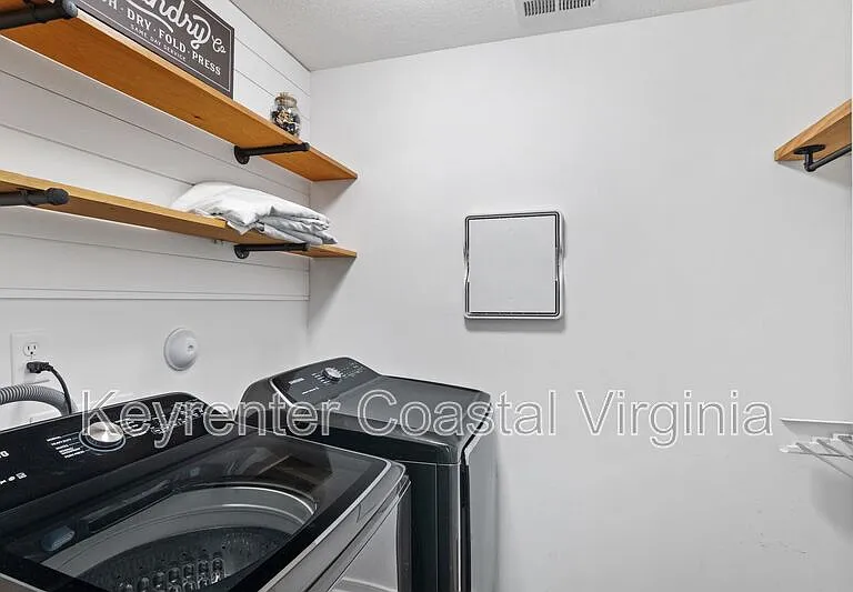 1415 Waltham Ln — Photo 20