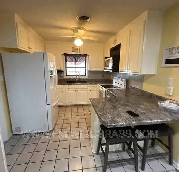 59 Andrews Dr — Photo 4