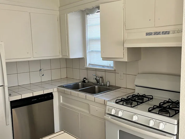 6341 S Newport Ave #4 — Photo 2