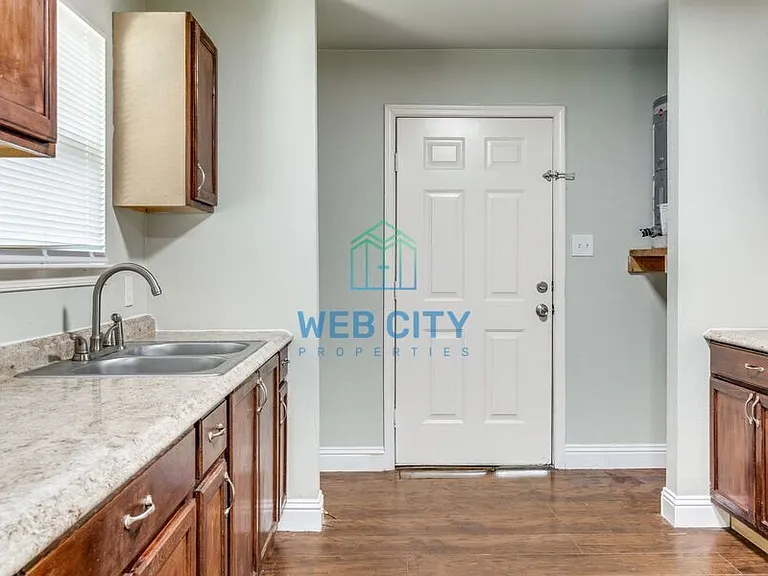 4218 Carpenter Ave — Photo 4