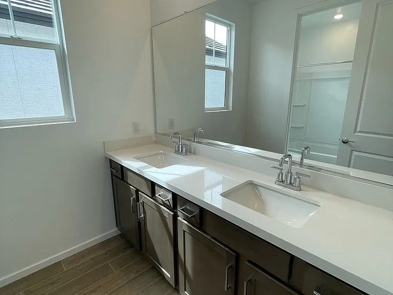 2449 W Rowel Rd — Photo 17