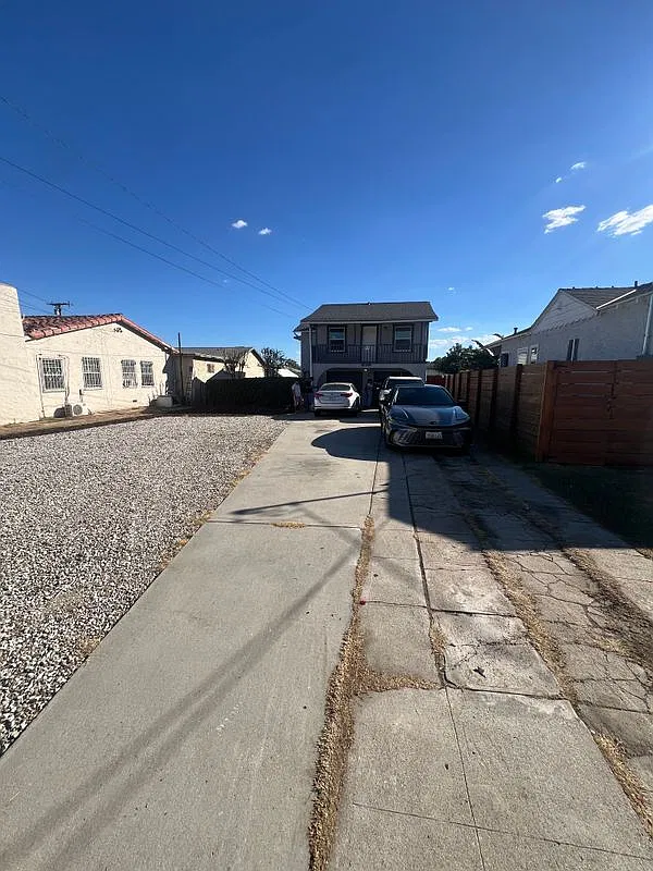 4 bed, 2.0 bath, 2000 sqft, $4,000 — Photo 1