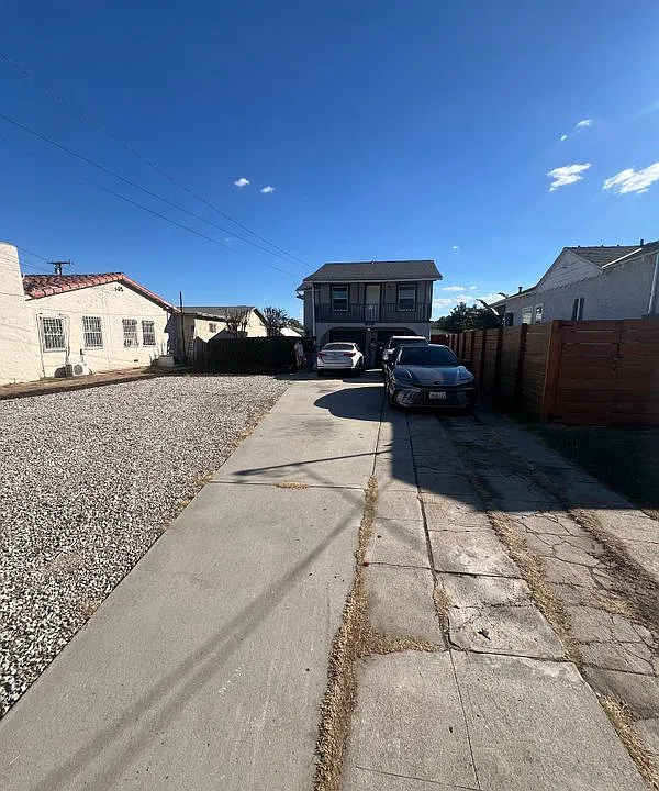 1053 W 15th St