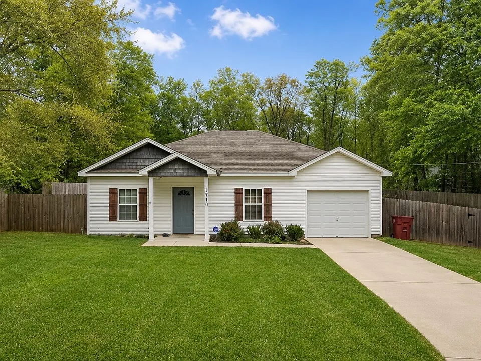 1679 Pickens Cir