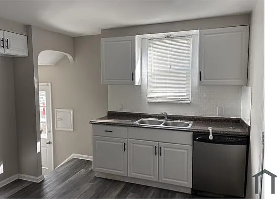 4 bed, $2,100 — Photo 2