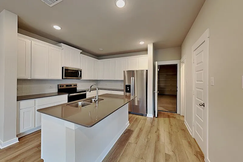 3 bed, 2.5 bath, 1731 sqft, $2,350 — Photo 4