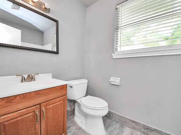 212 Harold Ln, Baytown, TX 77521