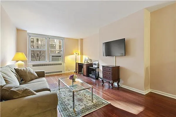 Sold by R New York | media 13