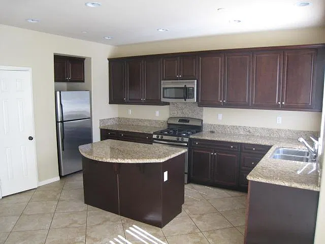 3 bed, 2.5 bath, 2004 sqft, $4,325 — Photo 4
