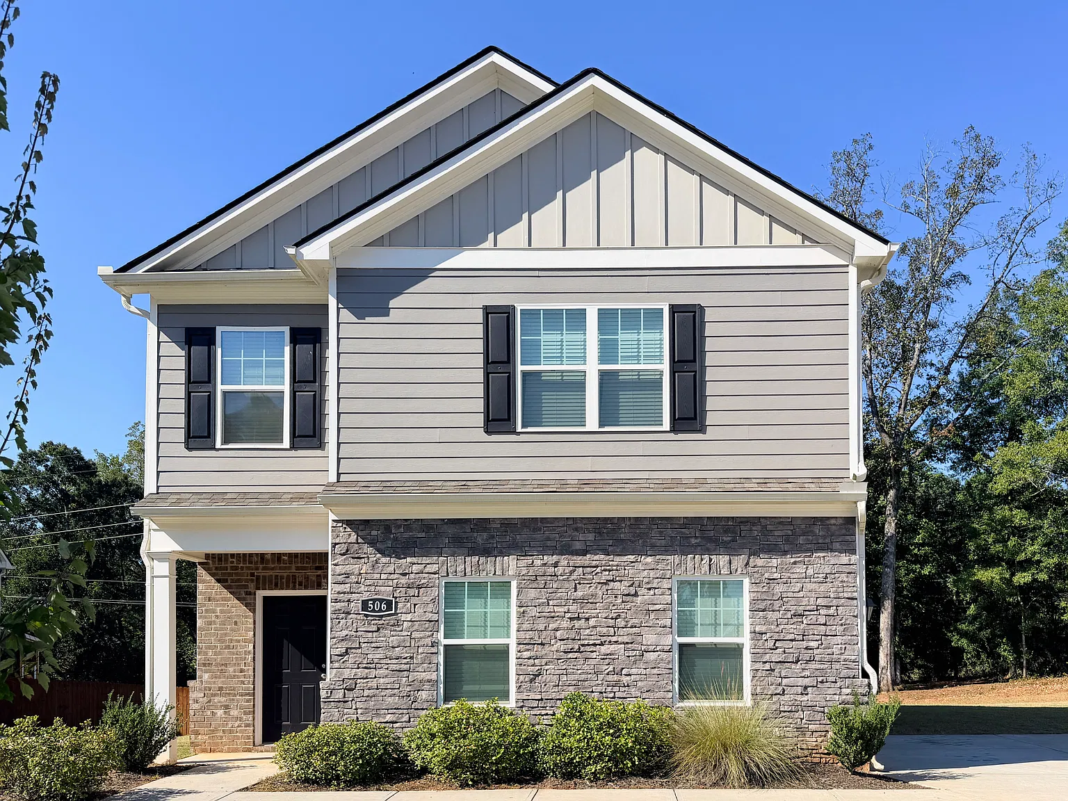 4 bed, 2.5 bath, 2421 sqft, $2,600 — Photo 1