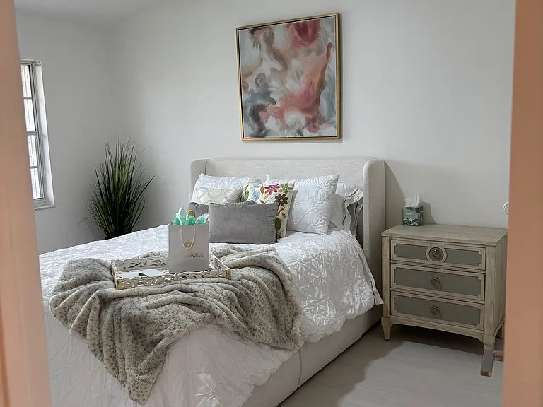 Master bedroom with queen size bed