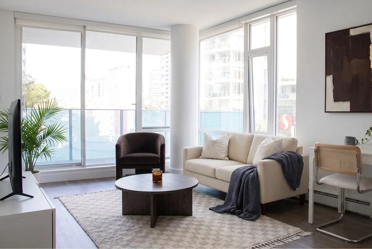 English Bay Residences — Photo 3