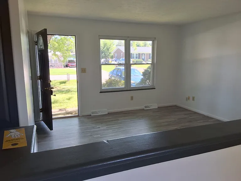 111 Cherrywood Dr — Photo 4