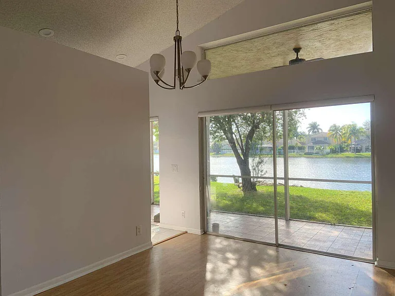 856 Stanton Dr — Photo 3