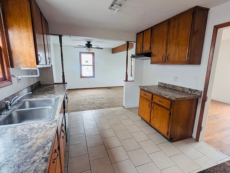 A charming 3-bedroom, 1-bathroom in Maple Heights — Photo 2