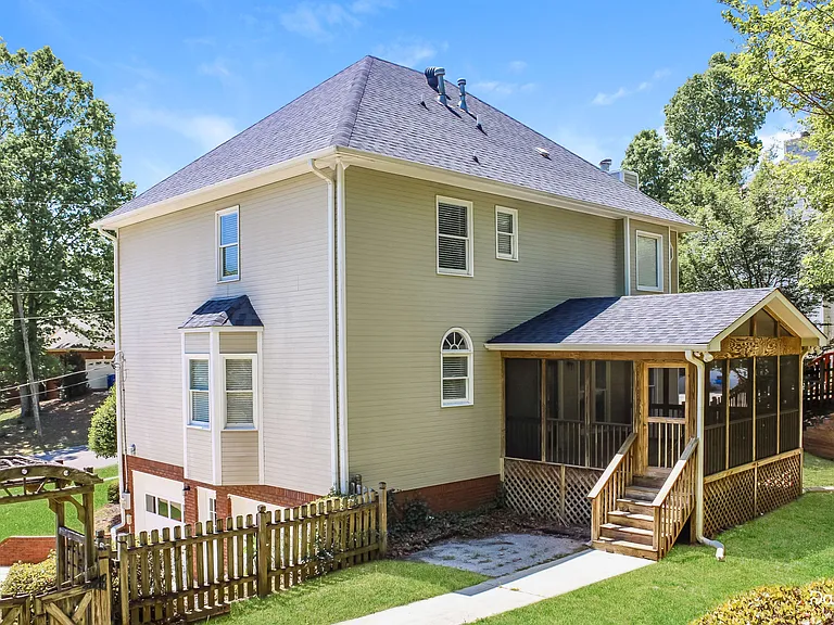 1912 Valewood Cir — Photo 15