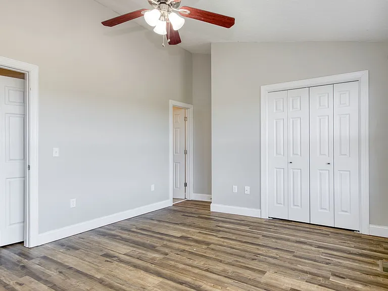 1615 Providence Blvd — Photo 8