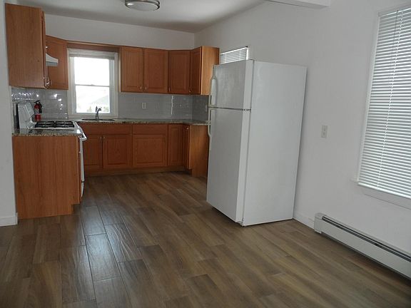 4th image of 246 Grace Ave Floor 2