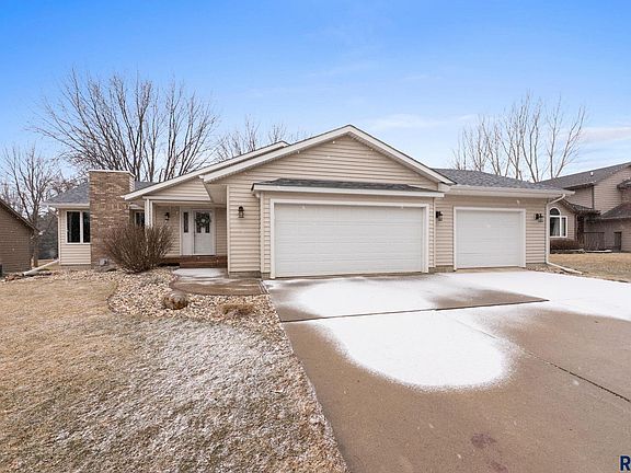 2nd image of 201 E 9th St