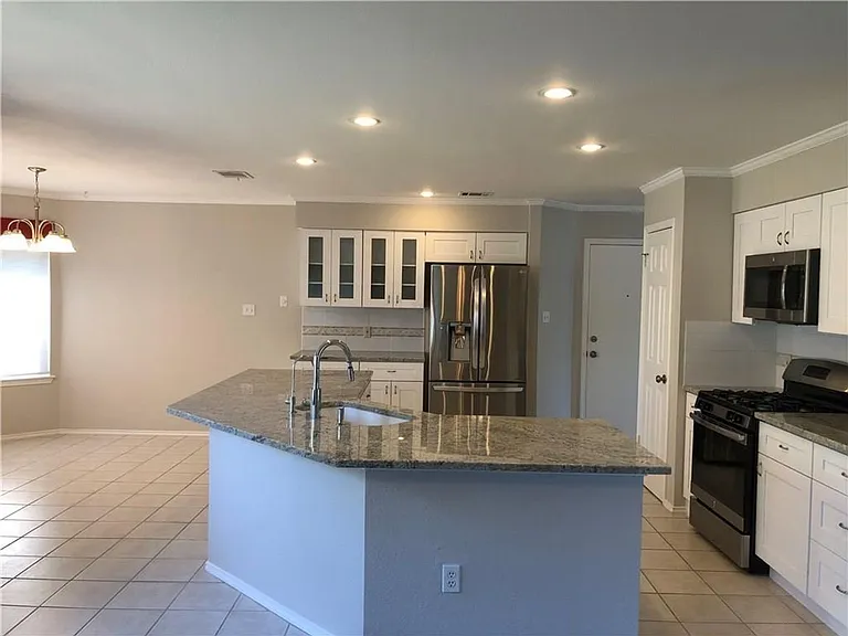13200 Amasia Dr — Photo 2