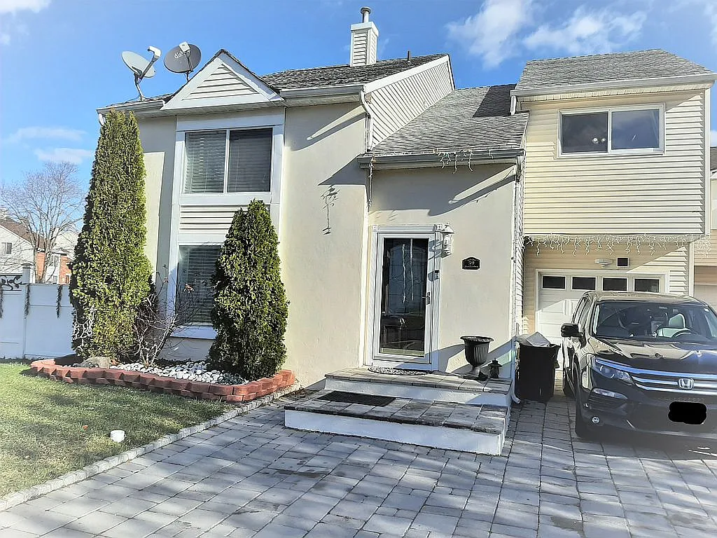 59 Woodland Way photo 1