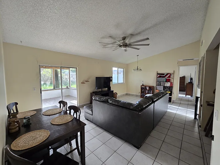 1545 Maxwell Ln — Photo 30
