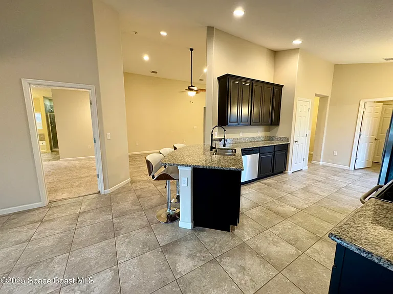 590 Trymore Dr SE — Photo 6