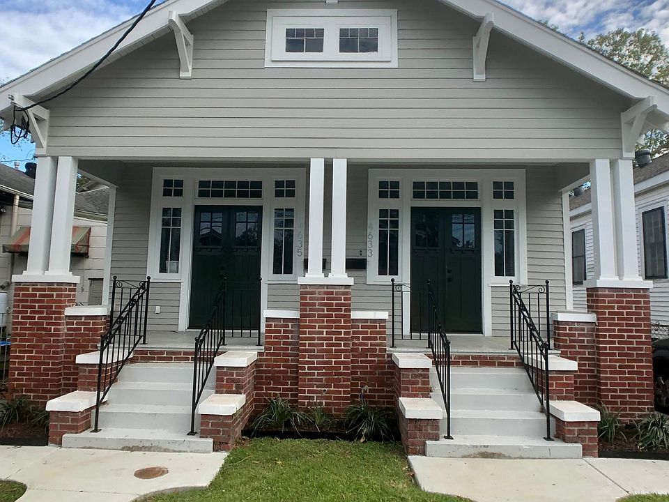Front of House. Right side for rent.