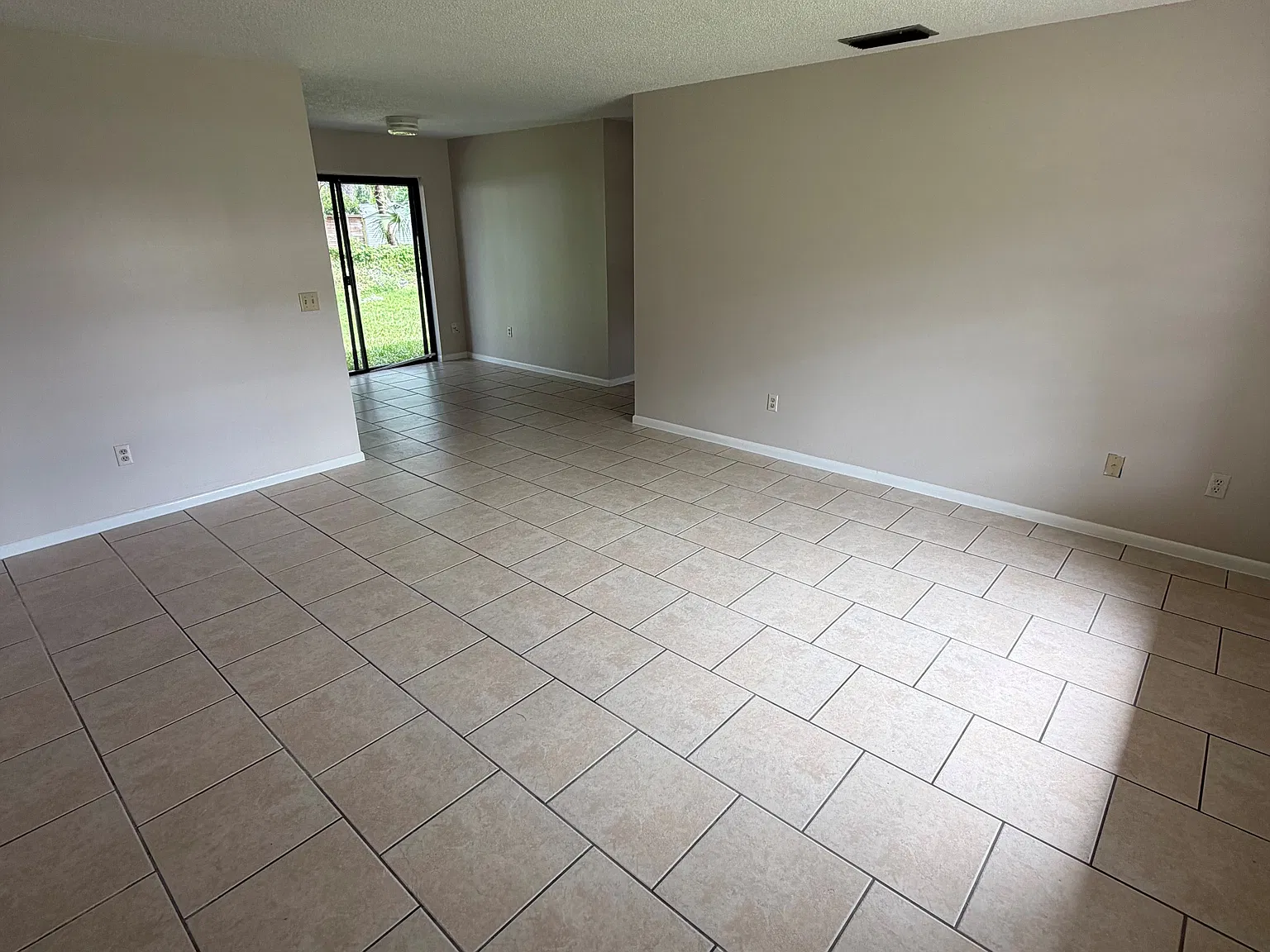 2 bed, 936 sqft, $2,000 — Photo 2