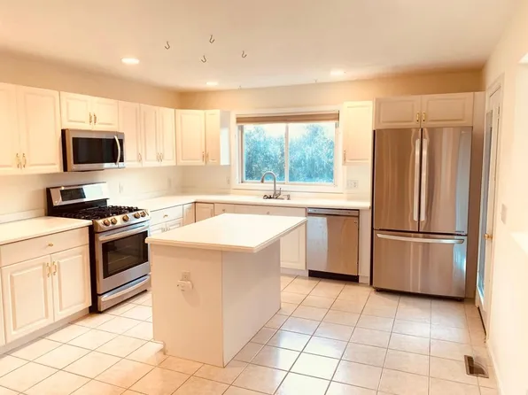 230 Algonquin Trl, Ashland, MA 01721