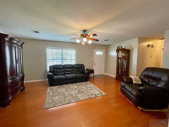 3rd image of 305 Idlewild Dr