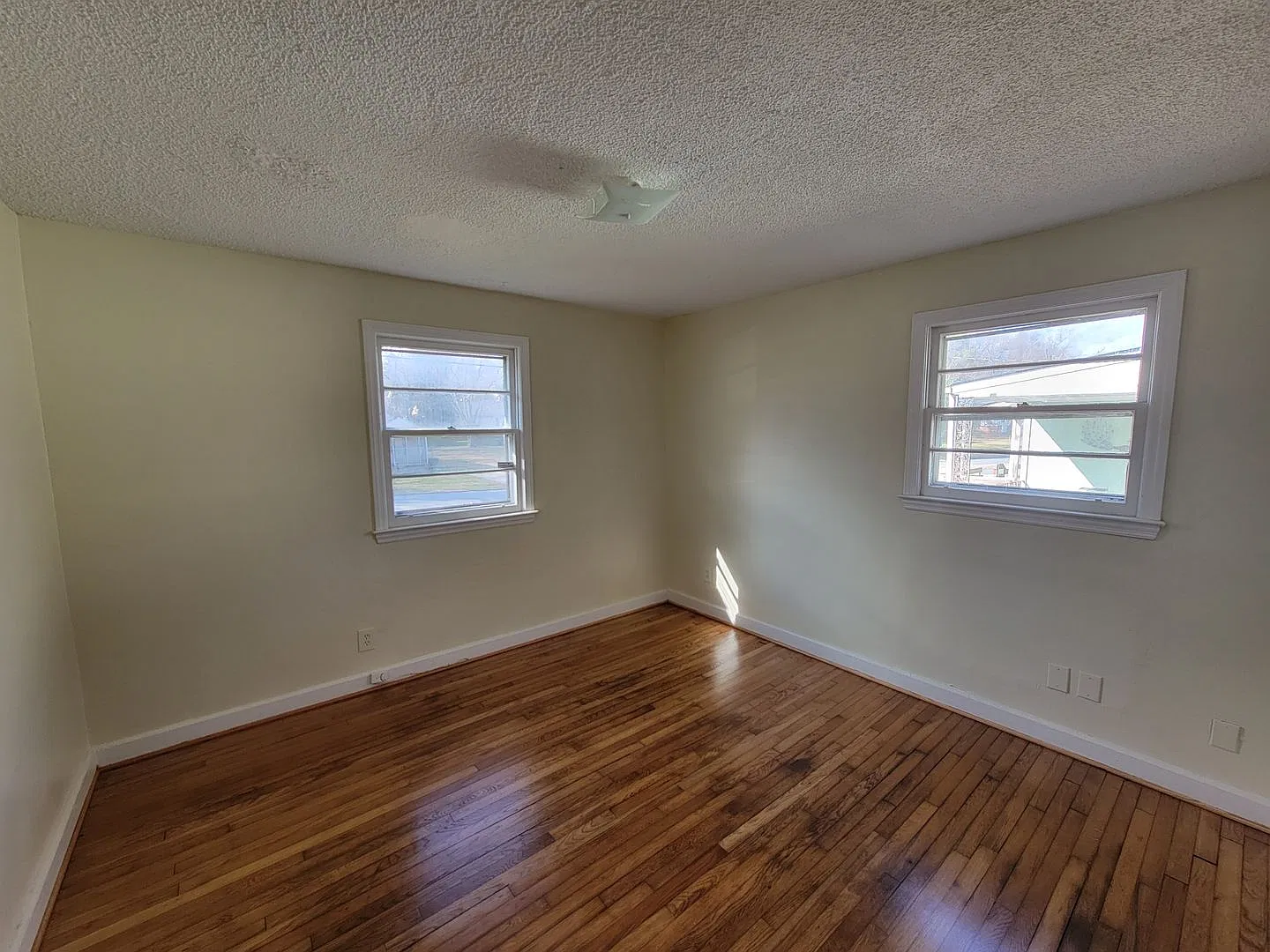 3 Bedroom 1 Bathroom House — Photo 4