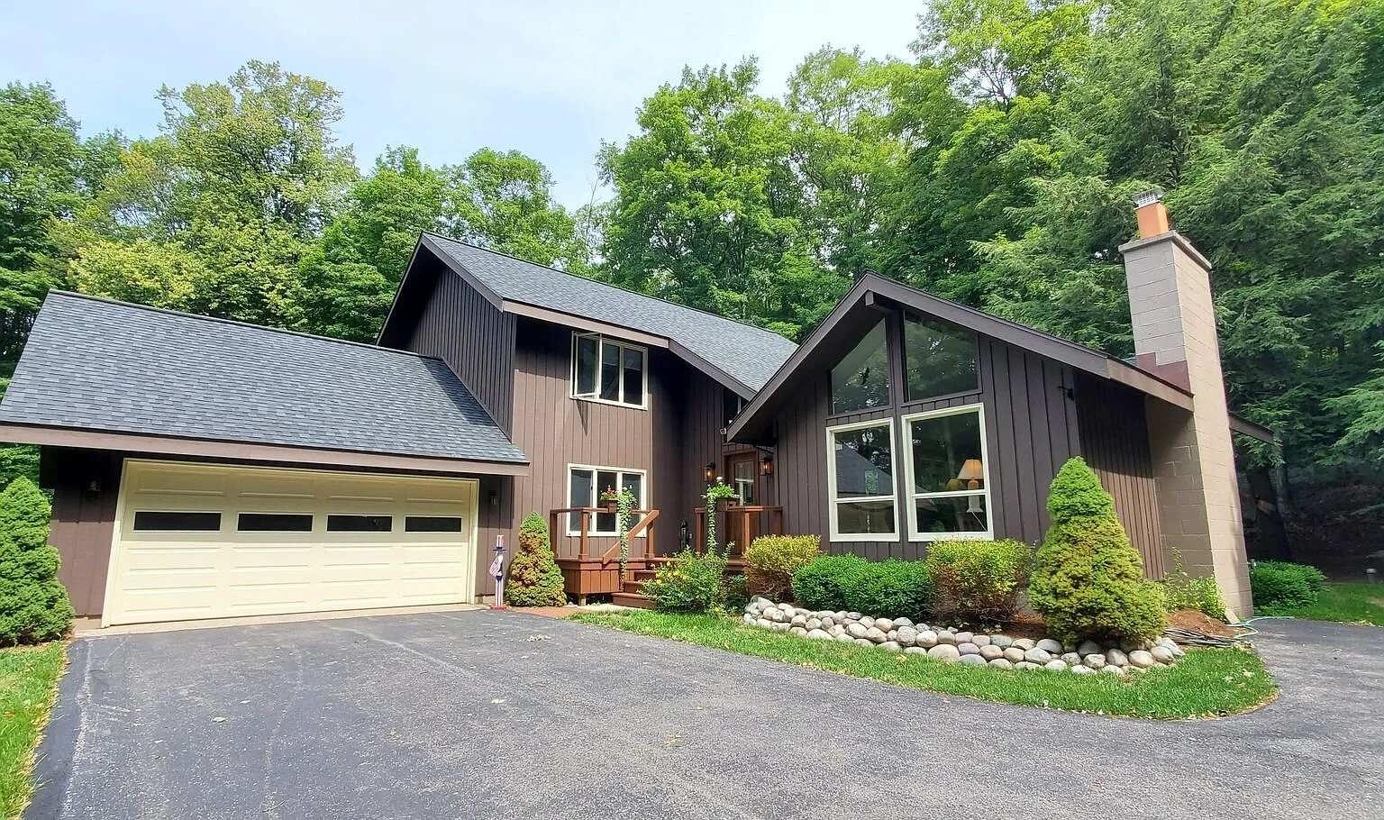 Furnished Off-Season Only 4 Bedrooms in Beulah — Photo 1