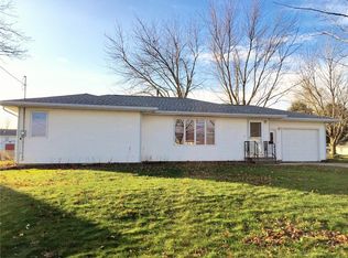 1104 E 2nd St, Vinton, IA 52349