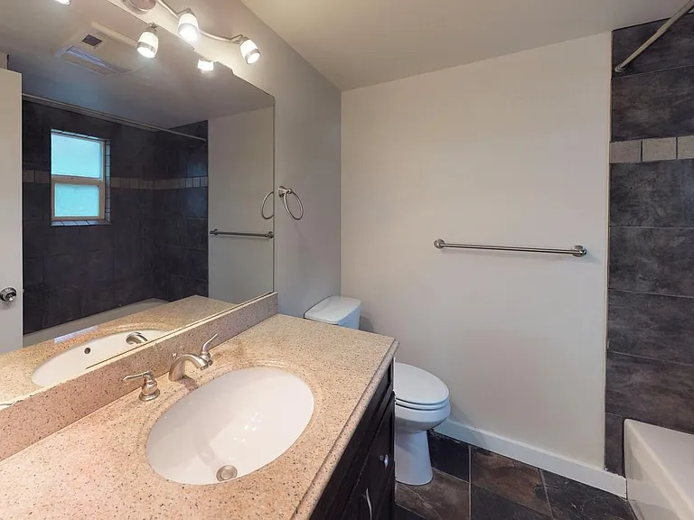 1446 E Roy St — Photo 15
