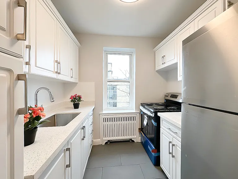 2645 Bloor St W #302 — Photo 2