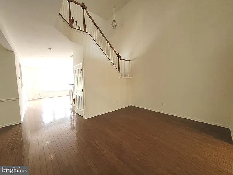 35 Tudor Ct — Photo 3