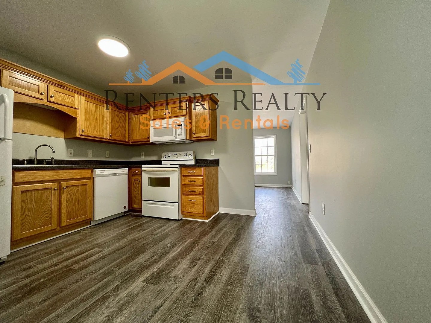 2 Bedroom Duplex House with Yard — Photo 3