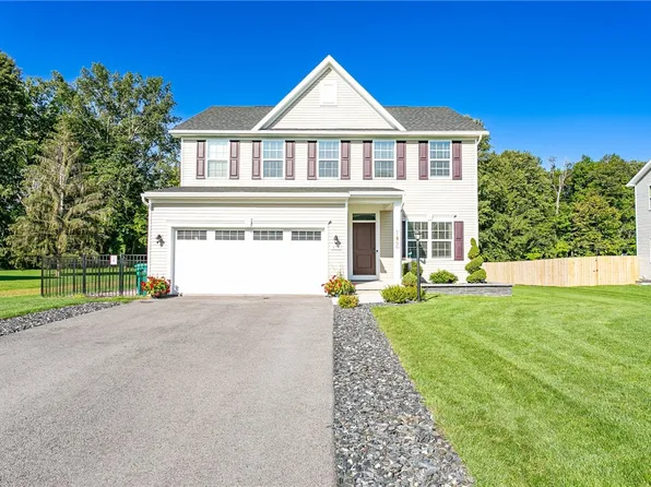 379 Anna Cir, Webster, NY 14580