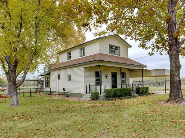 210 Spillway Rd, Bellevue, TX 76228