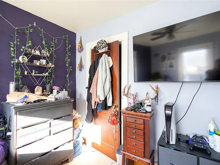 220 Kingsbury Ave — Photo 15