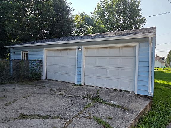4th image of 933 Adams St