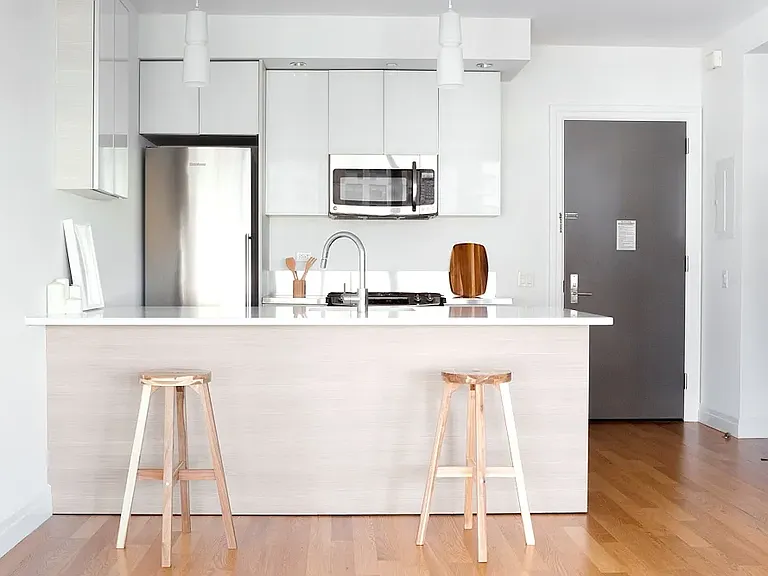 550 W 54th St #1402 — Photo 3