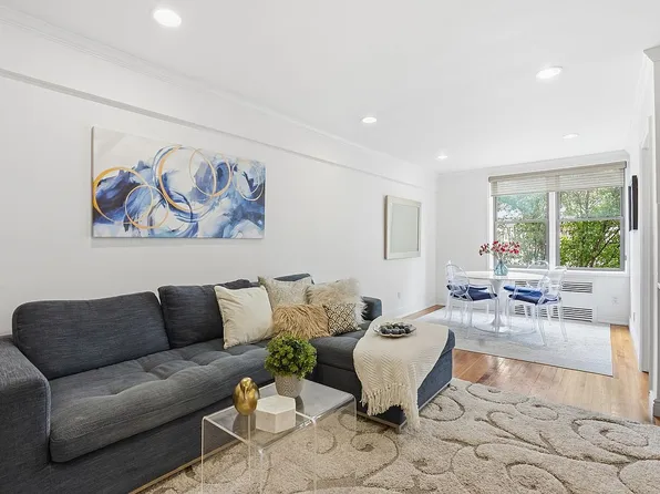 30 E 9th St #3, New York, NY 10003
