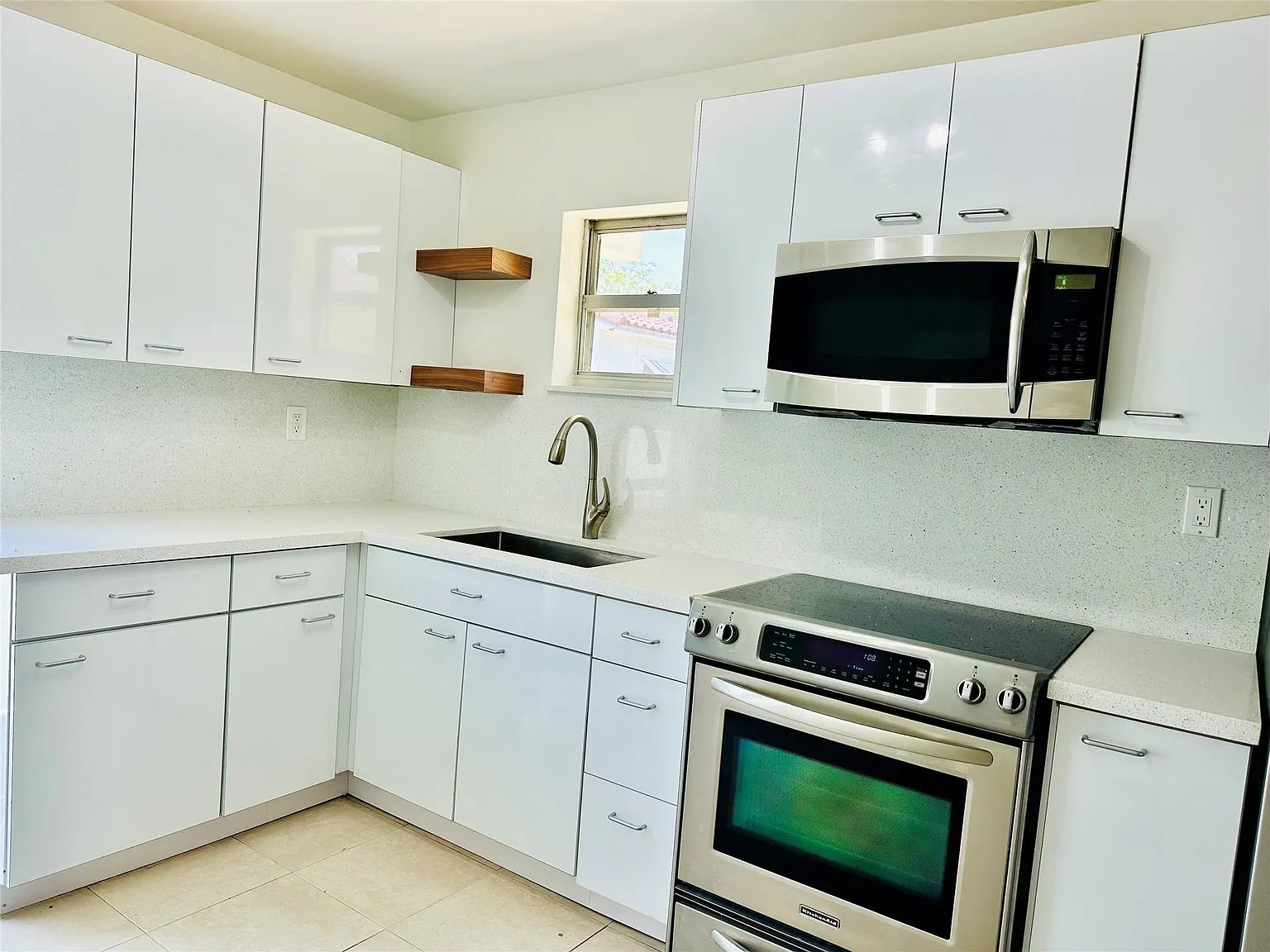 2 bed, 1.0 bath, 1250 sqft, $2,300 — Photo 1