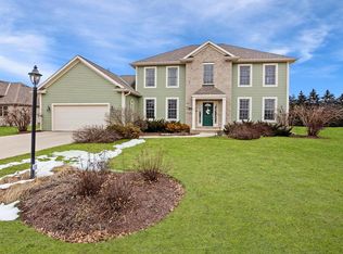 S70W16355 Hedgewood Dr, Muskego, WI 53150